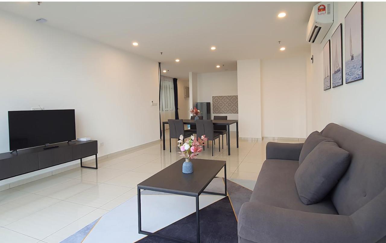 Ramada Suites By Wyndham The Straits Johor Bahru Bagian luar foto